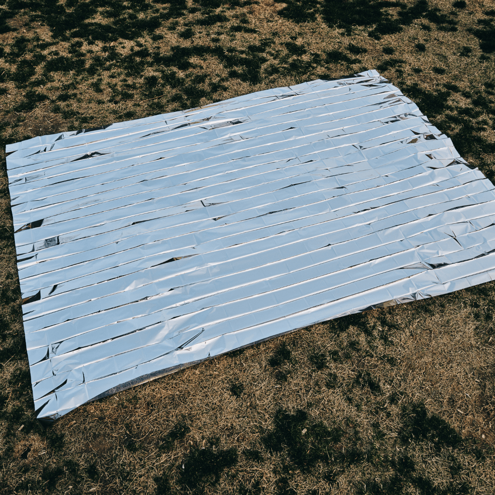 Outdoor multifunctional emergency blanket